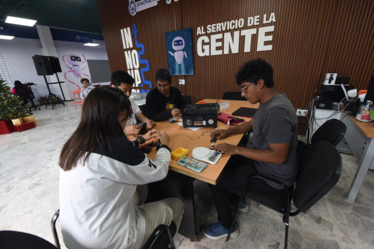 Impulsan emprendimiento y uso de la tecnología para las juventudes irapuatenses