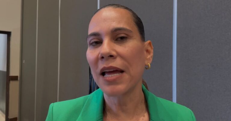 Lorena Alfaro pide a diputado de Morena no “bajar los brazos” por hospitales del IMSS e ISSSTE