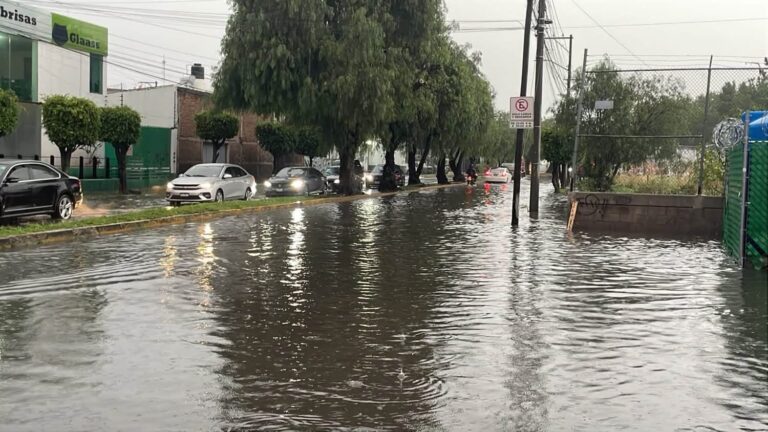 Lluvia colapsa vialidades en Irapuato