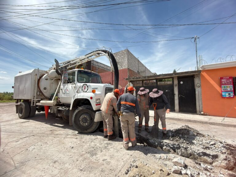 JUPAMAC atiende socavón en la colonia del Valle en Cortazar