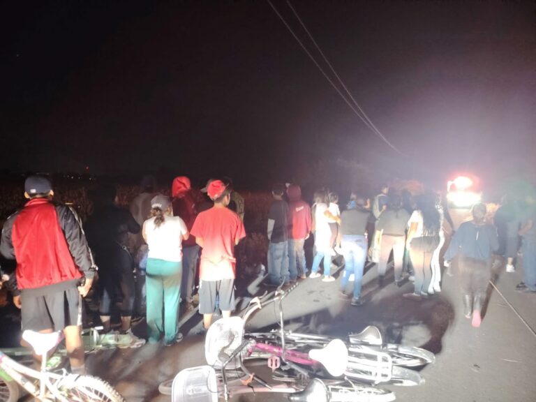 Vuelca camioneta en la carretera Jáuregui-La Aurora y deja tres fallecidos en Celaya