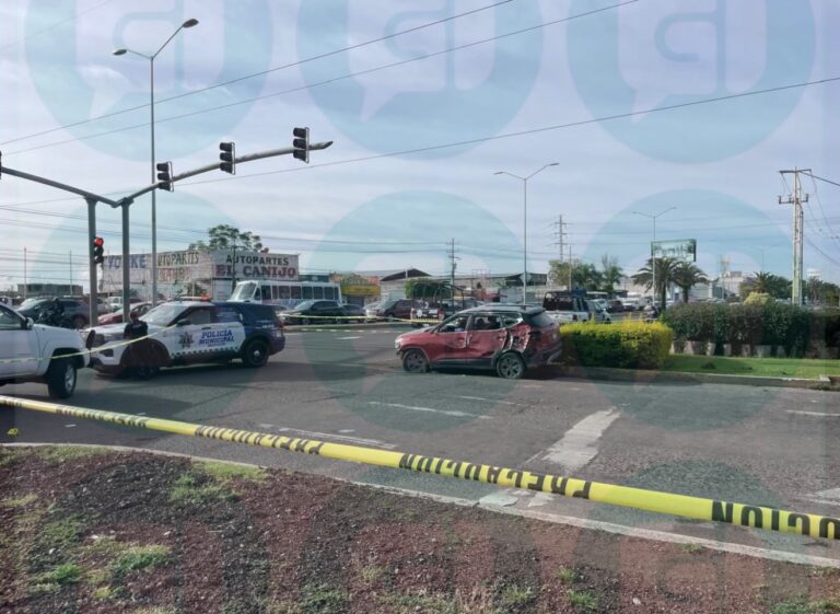 Hombre muere baleado y estrella su camioneta en el Cuarto Cinturón Vial, Irapuato