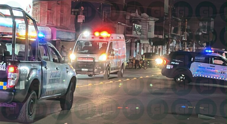 Hombre es asesinado afuera de farmacia cuando descendía de su motocicleta