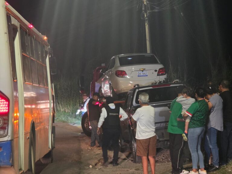Choque entre dos vehículos deja un automóvil dentro de un canal en Irapuato