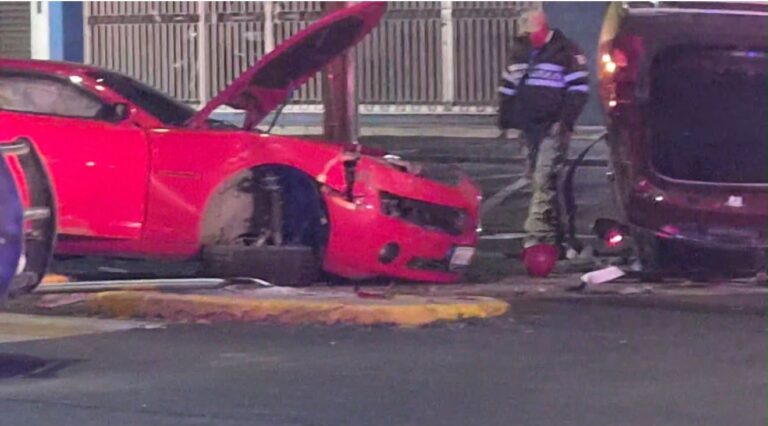 Choque en el bulevar López Mateos, en Celaya, deja dos lesionados y una unidad volcada