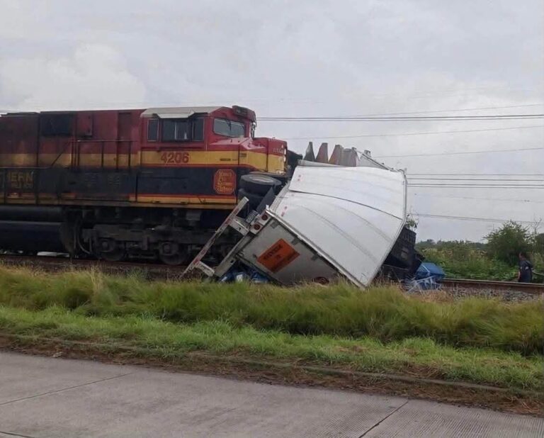 Tren de carga choca contra tractocamión y deja un lesionado en Celaya