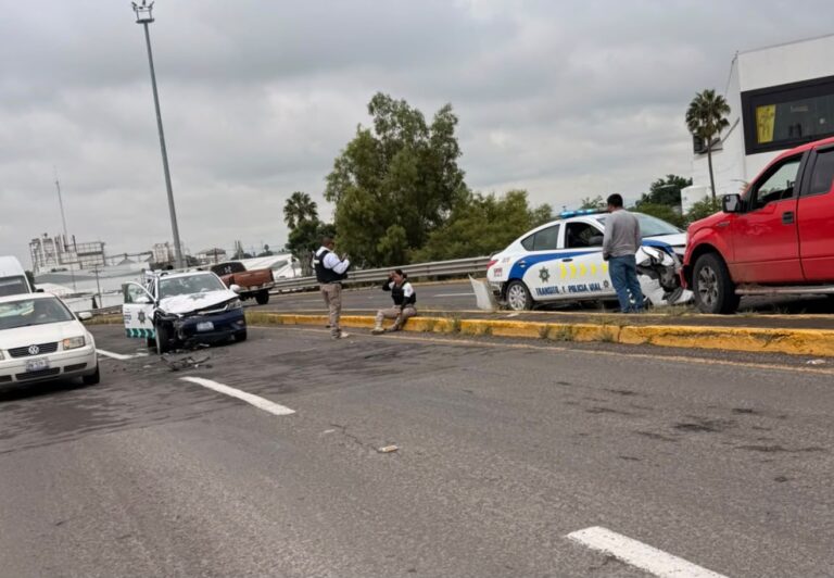 Resultan lesionados dos tránsitos tras choque de patrullas en Celaya