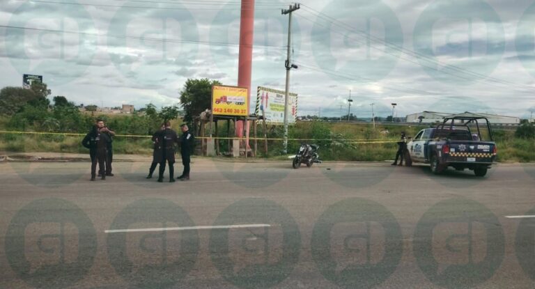 Joven resulta herido de bala al resistirse al robo de su motocicleta en el trébol de la salida a Abasolo, Irapuato