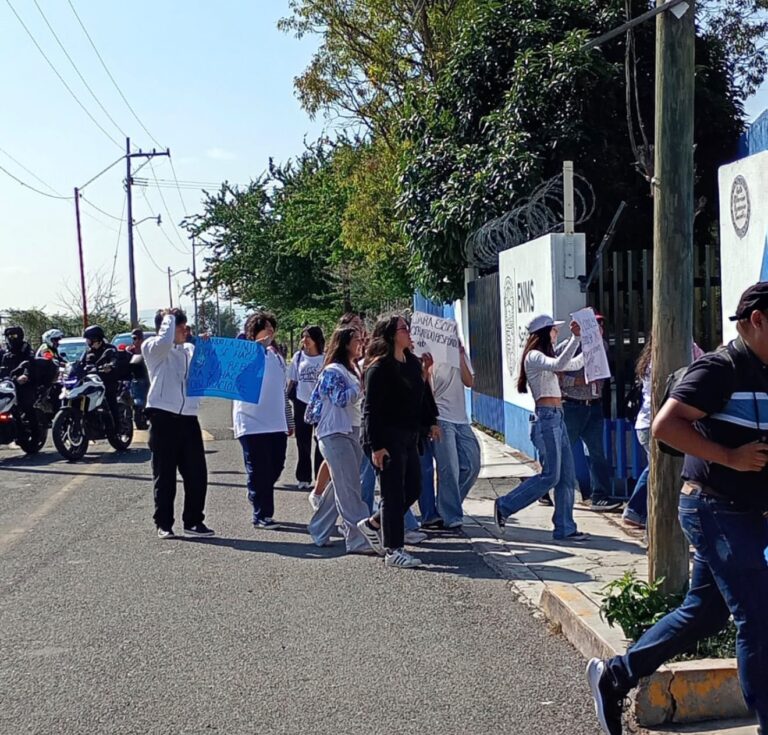 Estudiantes de la Preparatoria Oficial de Pénjamo marchan y piden la renuncia del director por casos de acoso y violencia
