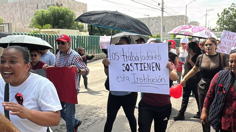”No te vayas a enfermar, no tenemos material”, trabajadores del IMSS Irapuato bloquean avenida