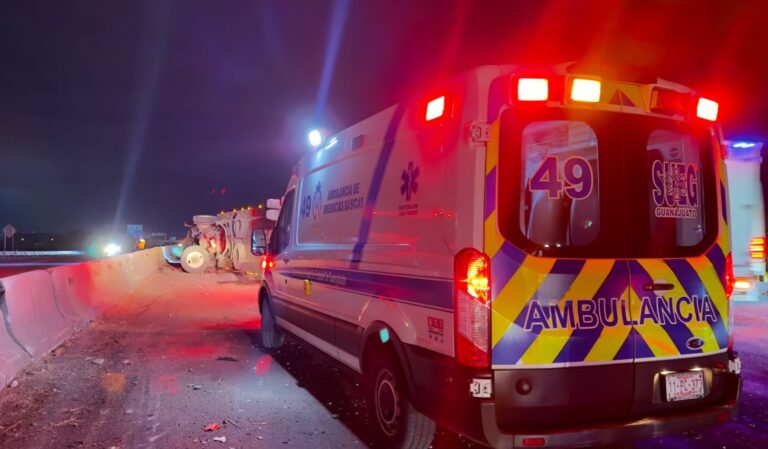 Tráiler volcado genera tráfico en la carretera federal Silao-Irapuato